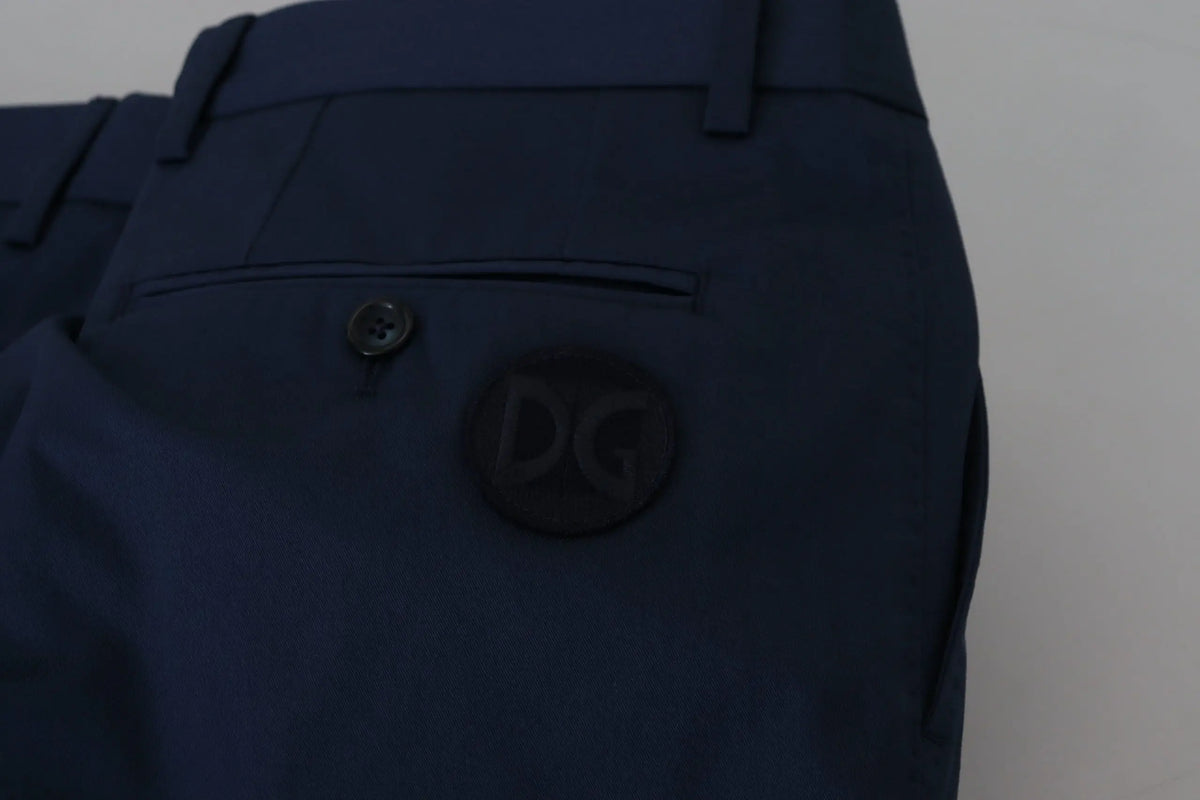 Vue arrière de pantalons chinos bleu marine dolce gabbana en coton stretch avec patch logo noir sur la poche arrière