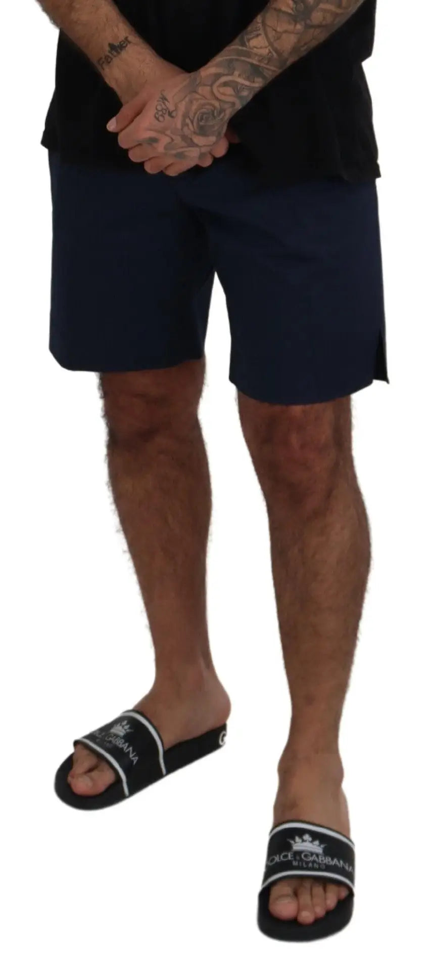Sandales slide noires dolce & gabbana avec logo blanc visibles avec chinos bleus casual en coton stretch