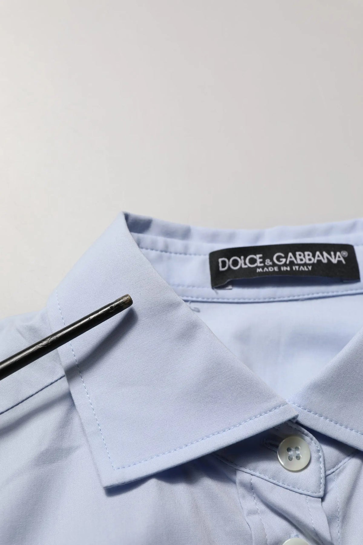 Chemise habillée dolce gabbana bleue à manches longues avec col net et coutures discrètes en bleu clair