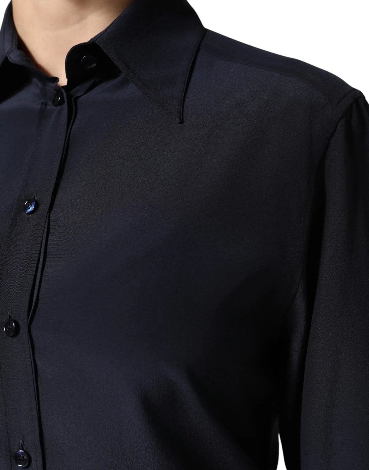 Chemise habillée à manches longues dolce & gabbana noire en tissu brillant avec col net et boutons sur le devant