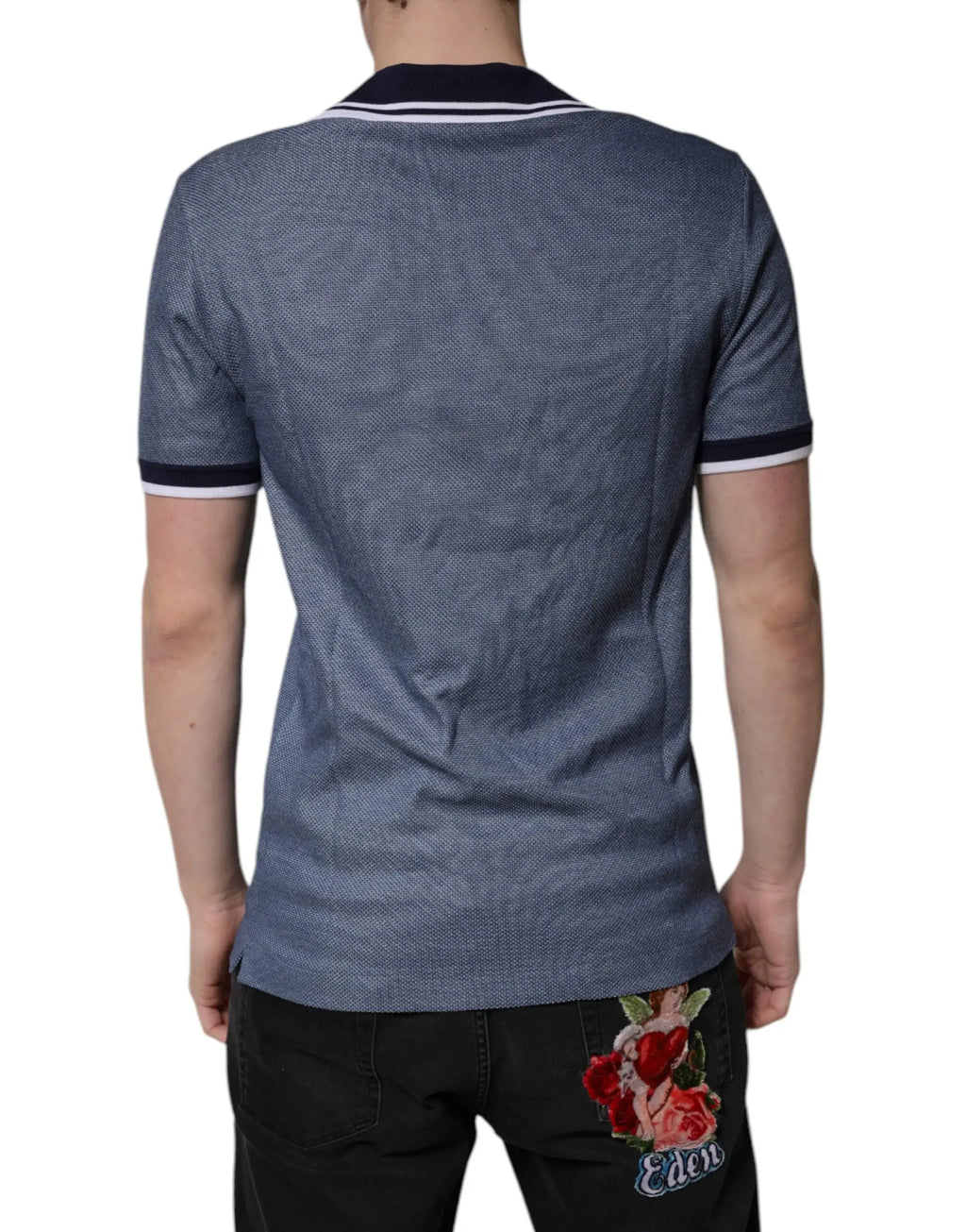 Polo bleu texturé dolce & gabbana en mélange de soie avec col en v et patch brodé floral au dos