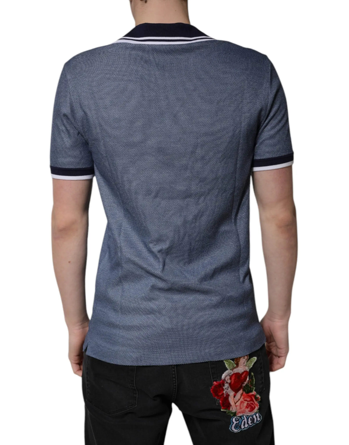 Polo bleu texturé dolce & gabbana en mélange de soie avec col en v et patch brodé floral au dos