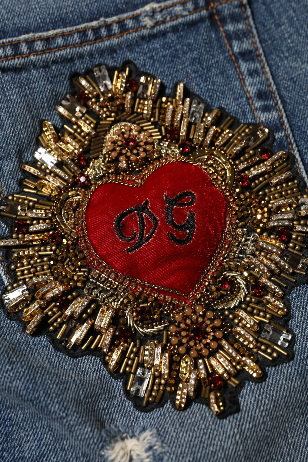Patch coeur rouge brodé avec perles or et argent et initiales noires sur jean en denim bleu déchiré cotton dolce gabbana