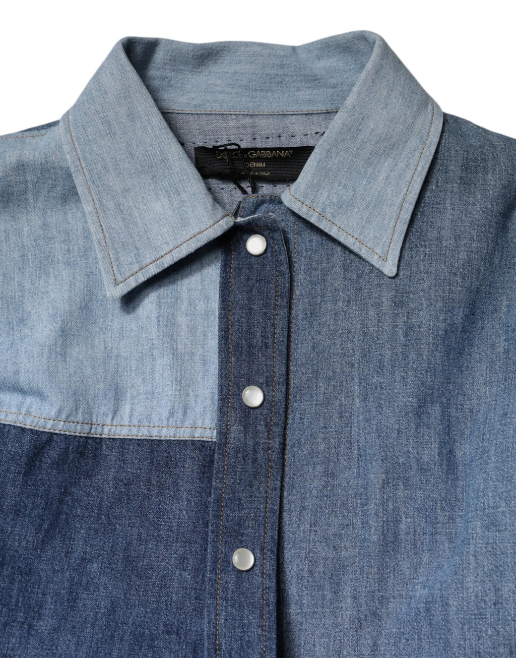 Chemise en coton dolce & gabbana bleu à col clair et corps bleu foncé avec boutons blancs manches longues