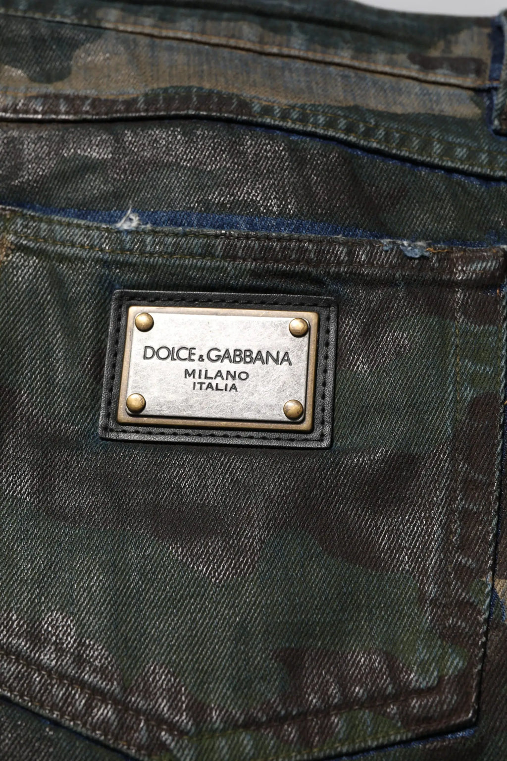 Dolce & gabbana jean denim camouflage bleu en coton avec plaque métallique de marque sur le devant