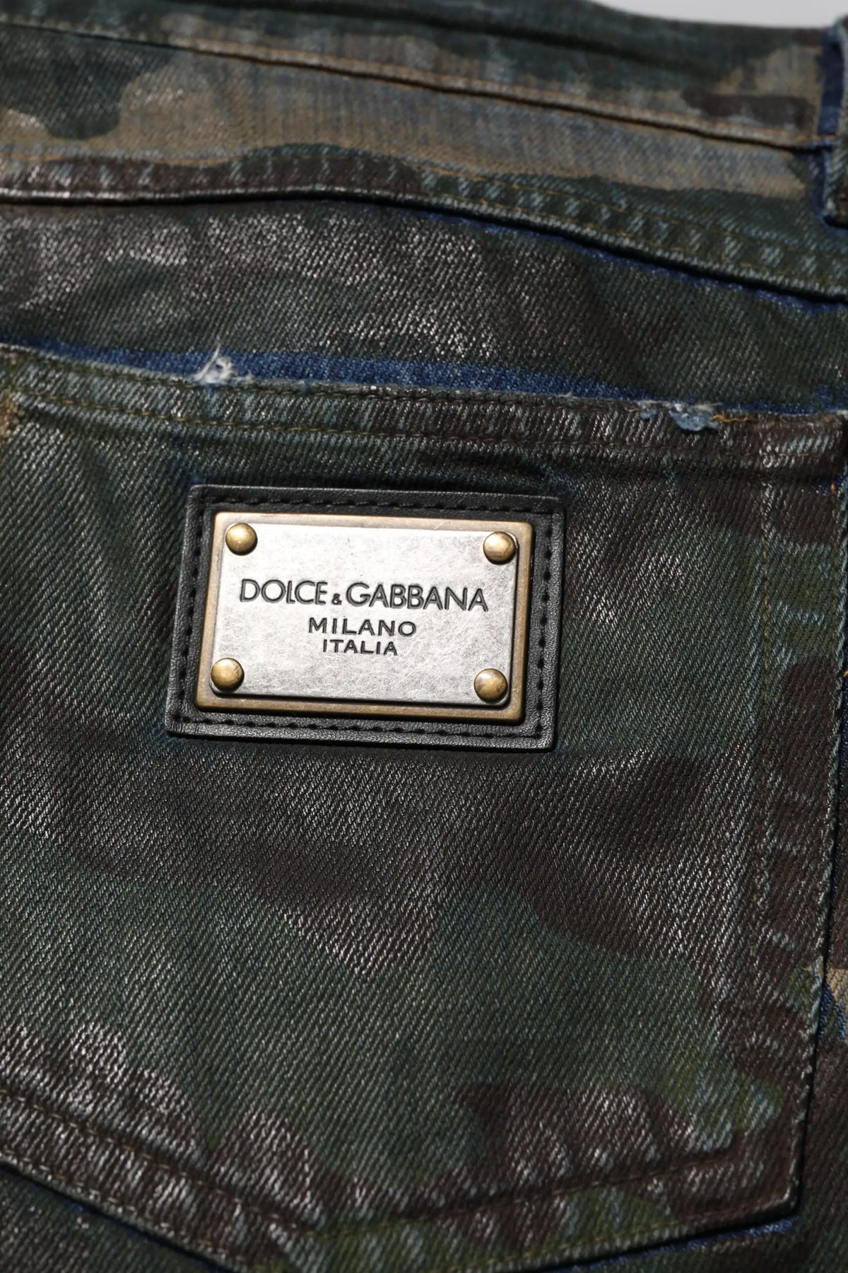 Dolce & gabbana jean denim camouflage bleu en coton avec plaque métallique de marque sur le devant