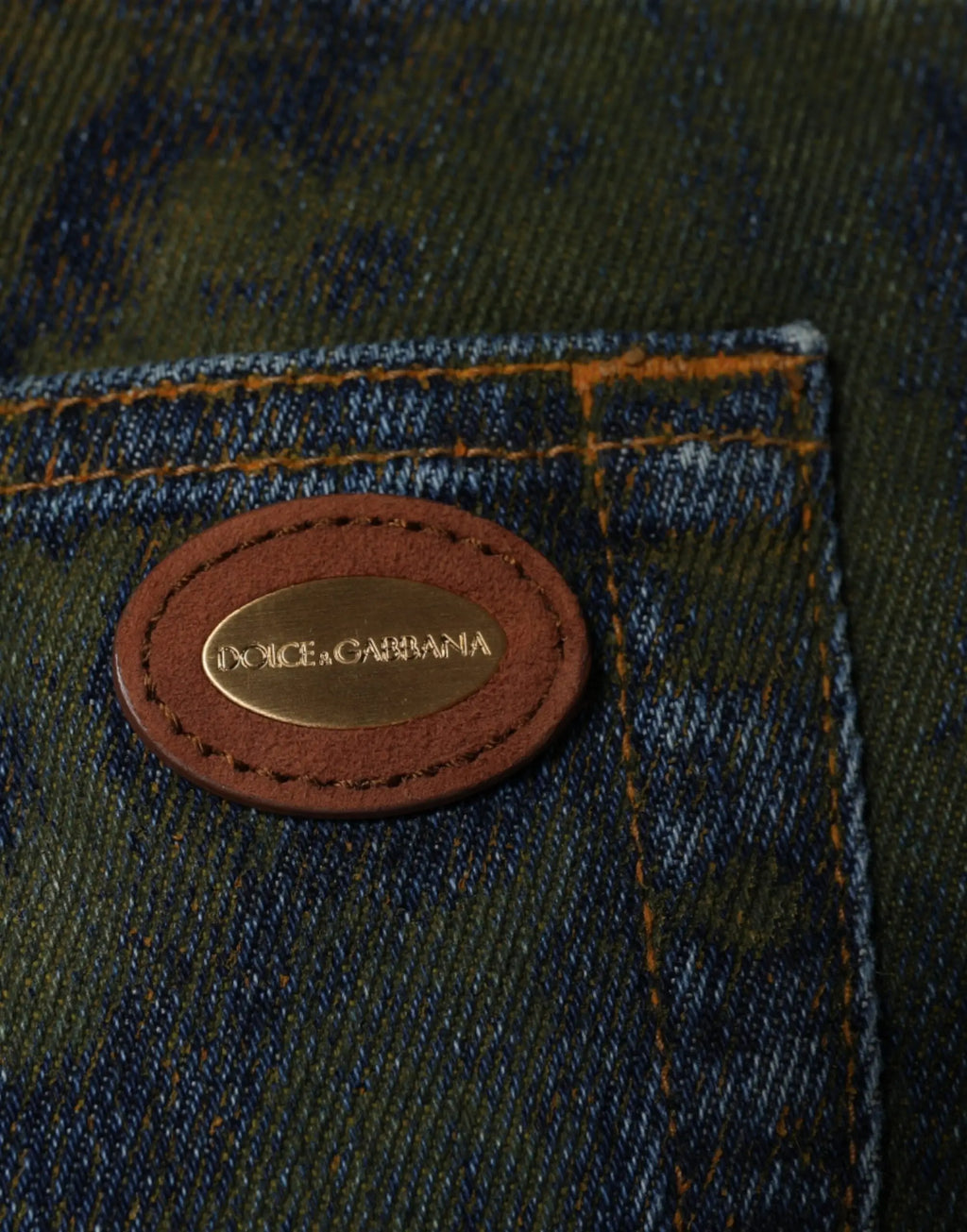 Patch en cuir marron avec plaque ovale dorée dolce & gabbana sur jean slim en coton bleu pour homme