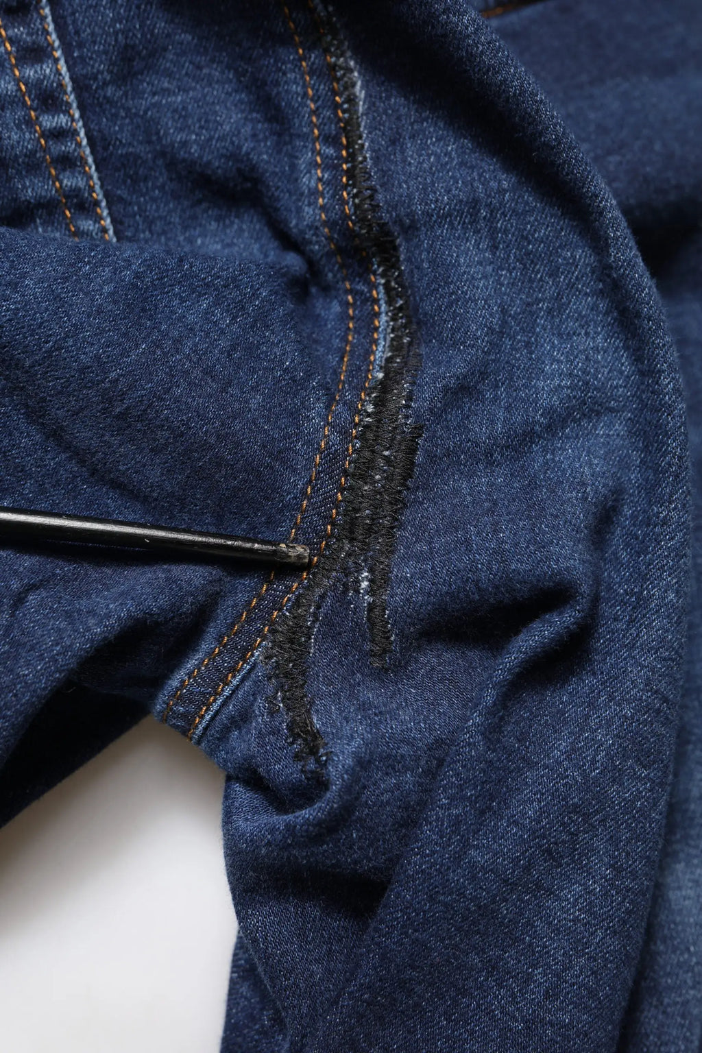 Jean denim bleu dolce & gabbana en coton taille haute avec couture visible et petite déchirure près de la couture
