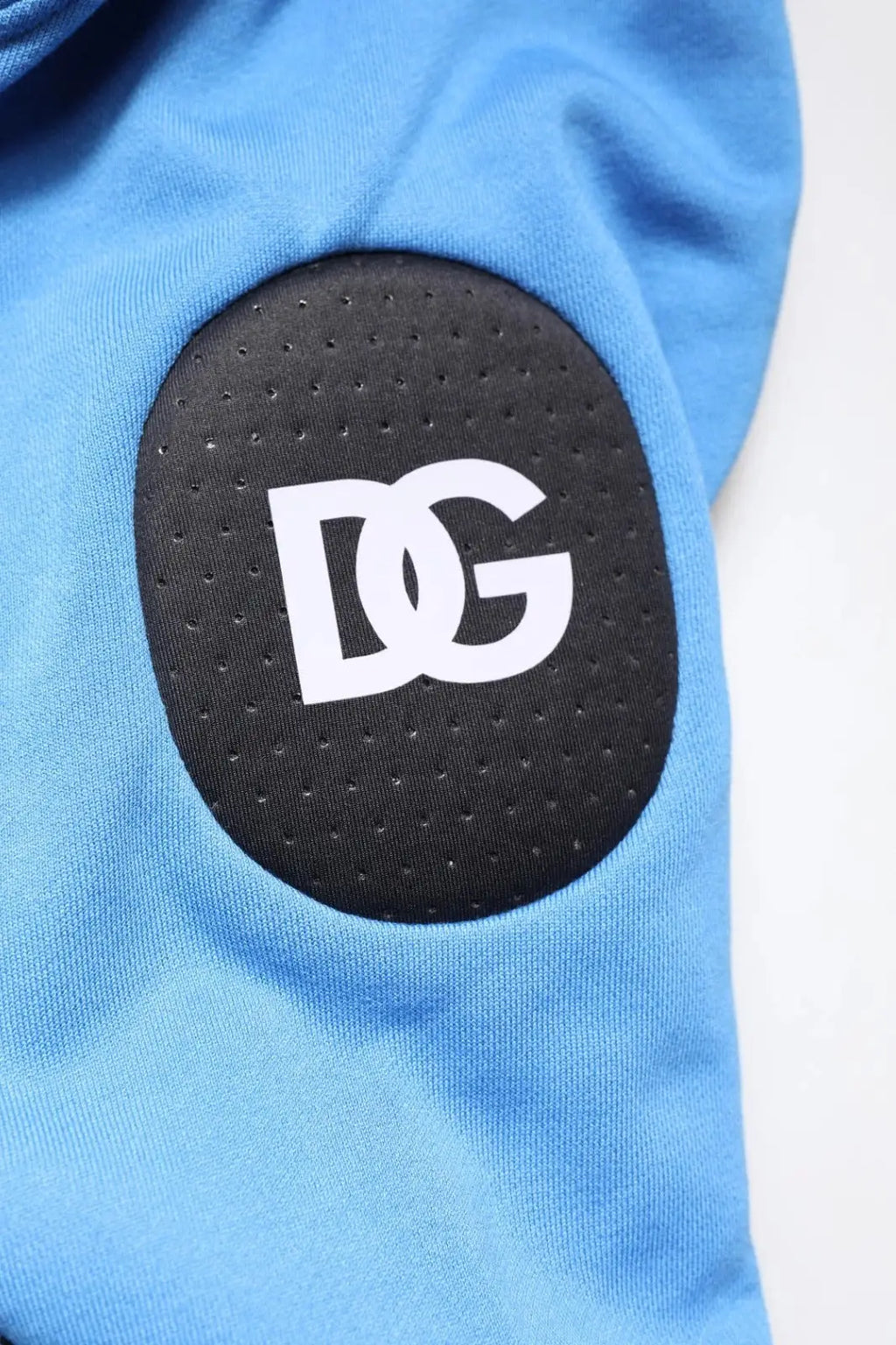 Sweatshirt de sport bleu clair dolce & gabbana en coton avec patch noir perforé et logo blanc dg