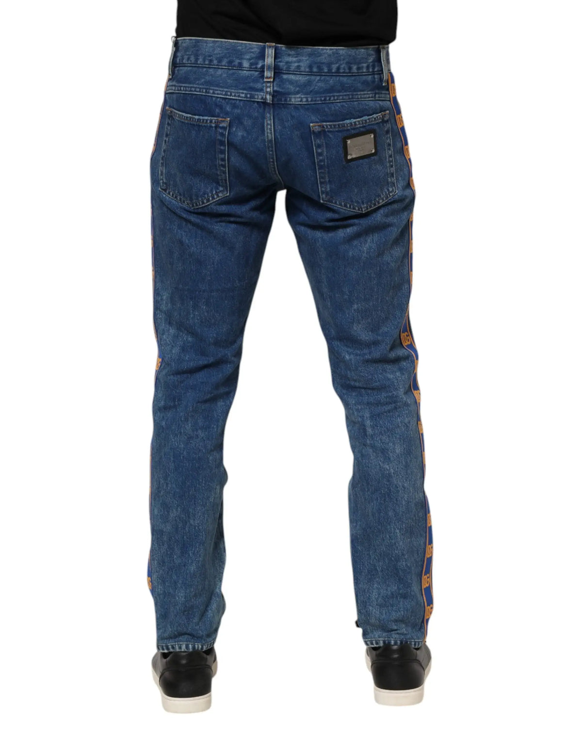 Jean en coton bleu dolce & gabbana avec une bande verticale de logos orange et marron sur la couture extérieure