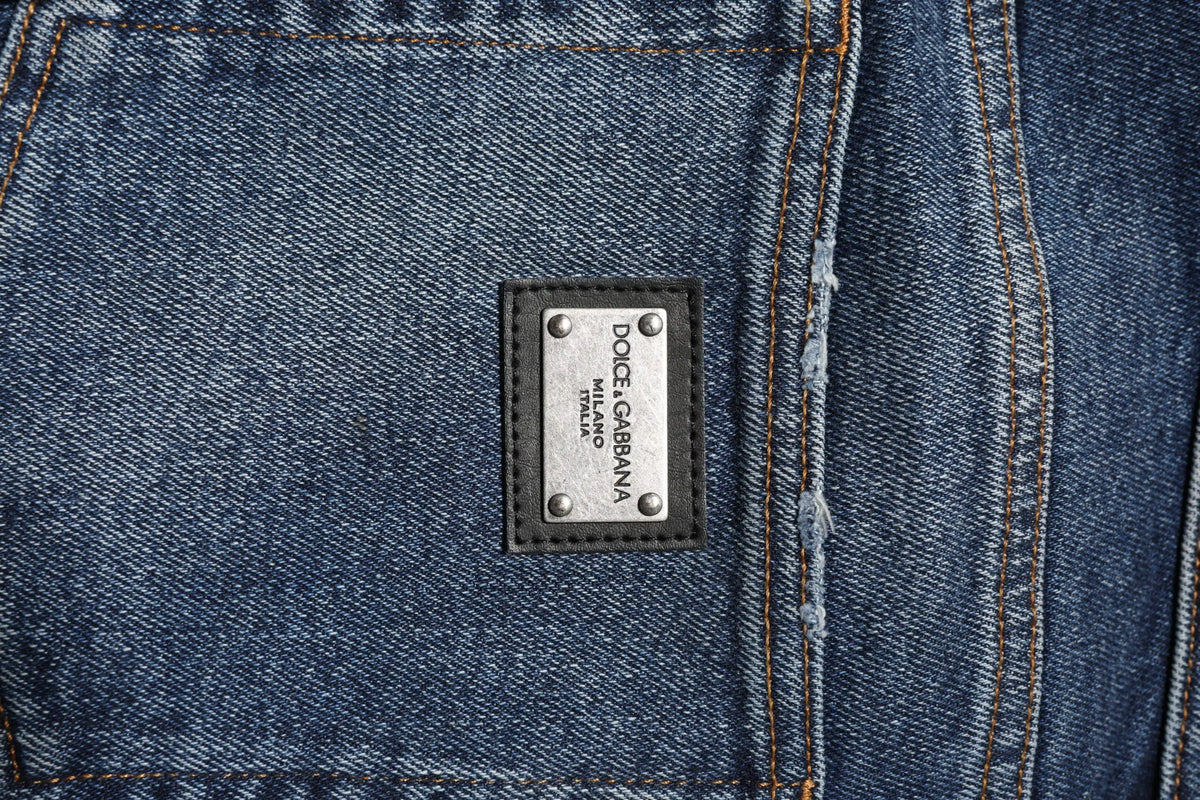 Étiquette rectangulaire en métal argenté avec bordure en cuir noir cousue sur jean droit bleu en coton dolce gabbana