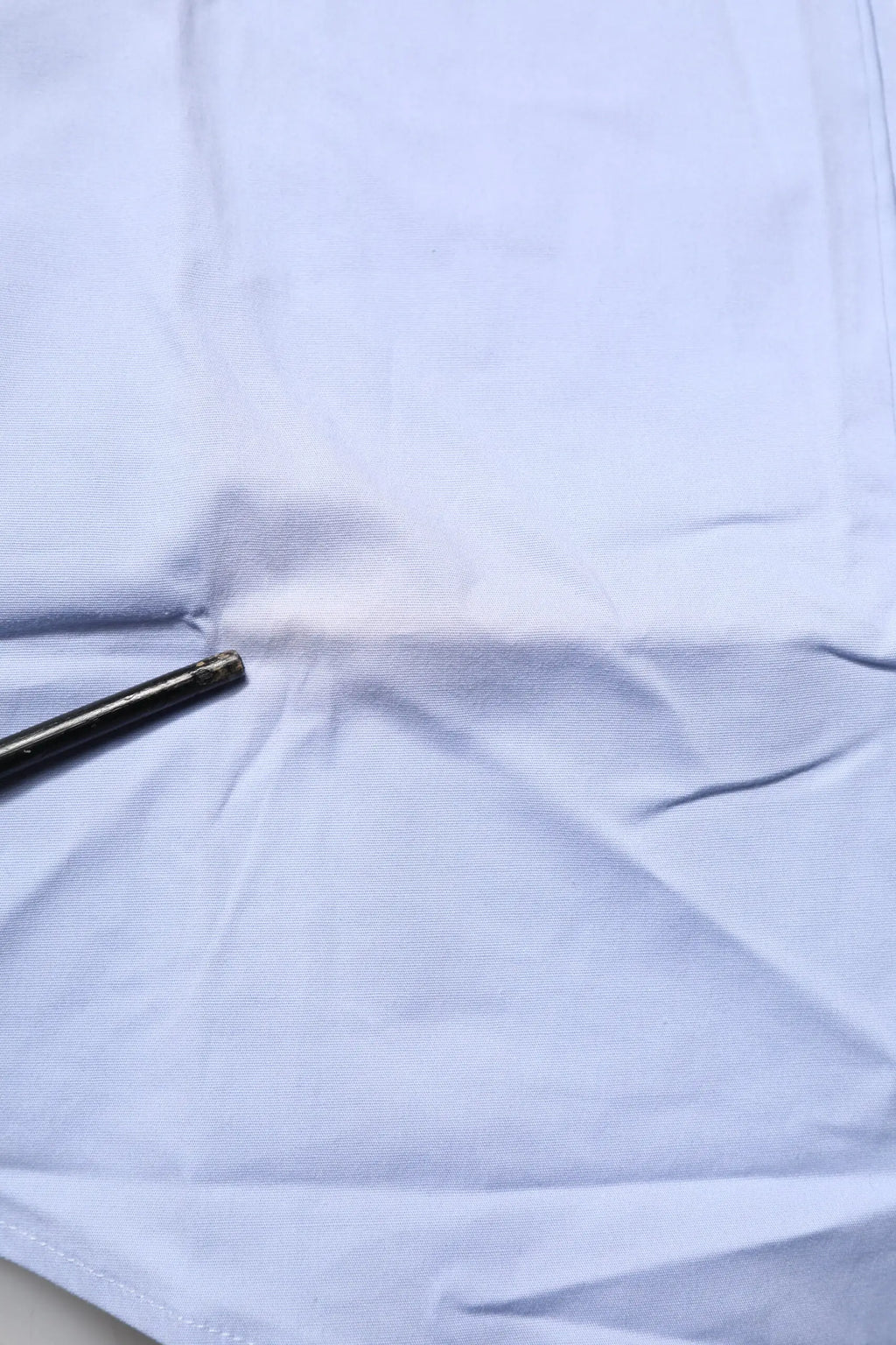 Chemise bleu clair à rayures fines en coton sicilia à manches longues de dolce & gabbana avec un stylo noir posé dessus
