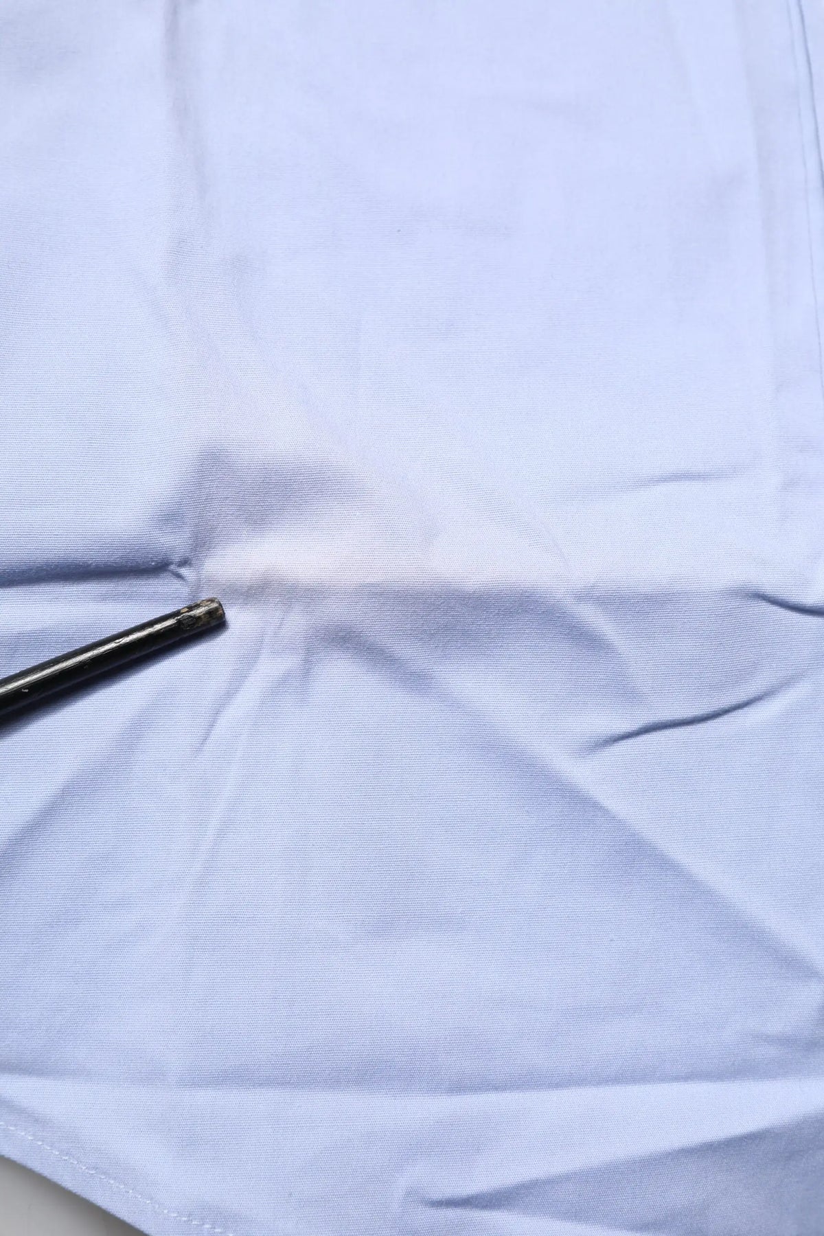 Chemise bleu clair à rayures fines en coton sicilia à manches longues de dolce & gabbana avec un stylo noir posé dessus