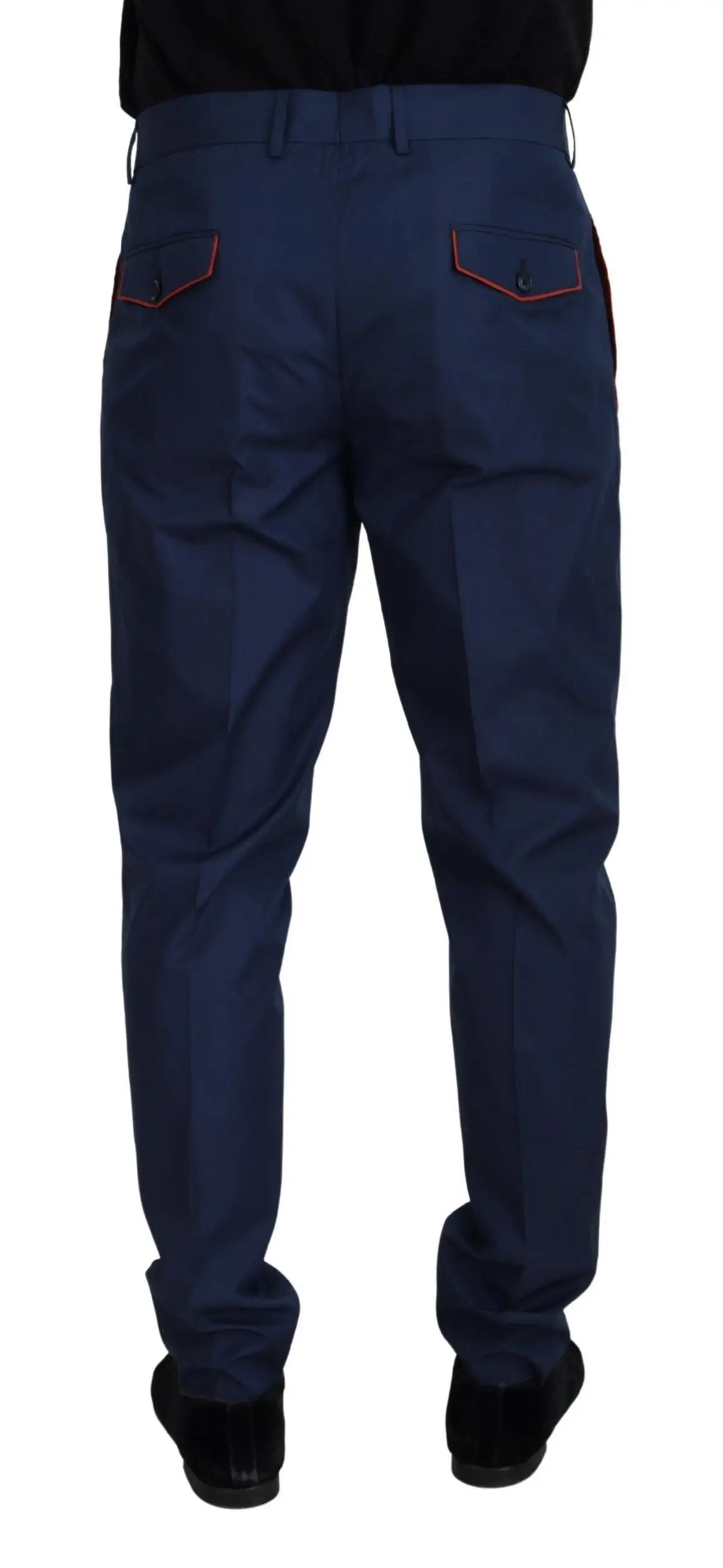 Vue arrière des pantalons chinos bleu marine dolce & gabbana en coton soie avec surpiqûres rouges aux poches arrière