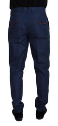 Vue arrière des pantalons chinos bleu marine dolce & gabbana en coton soie avec surpiqûres rouges aux poches arrière