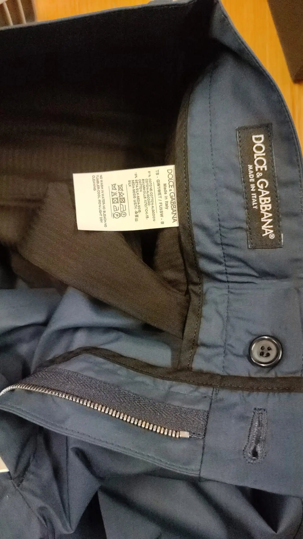 Pantalon chino dolce gabbana en coton soie bleu foncé avec bouton noir et détail fermeture éclair