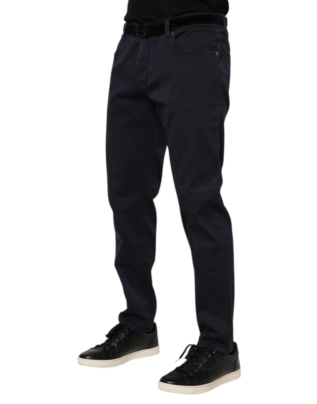 Pantalon slim bleu marine dolce & gabbana en denim de coton avec coupe droite, ceinture noire et baskets