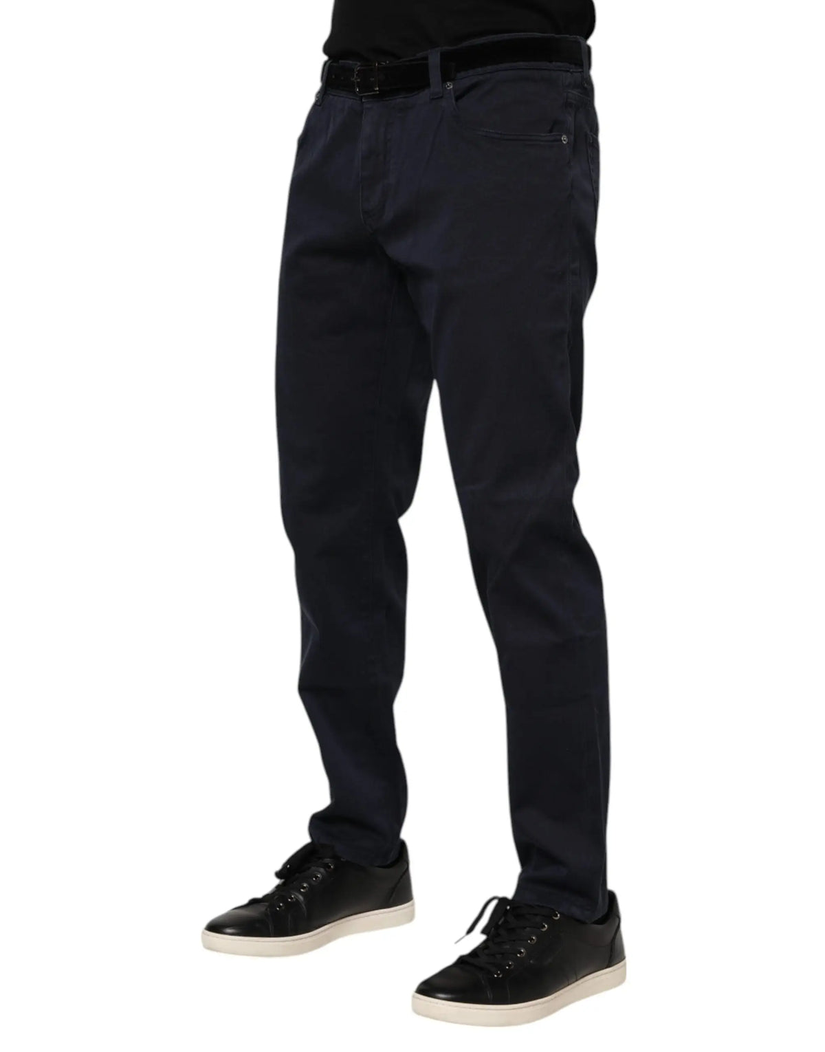 Pantalon slim bleu marine dolce & gabbana en denim de coton avec coupe droite, ceinture noire et baskets