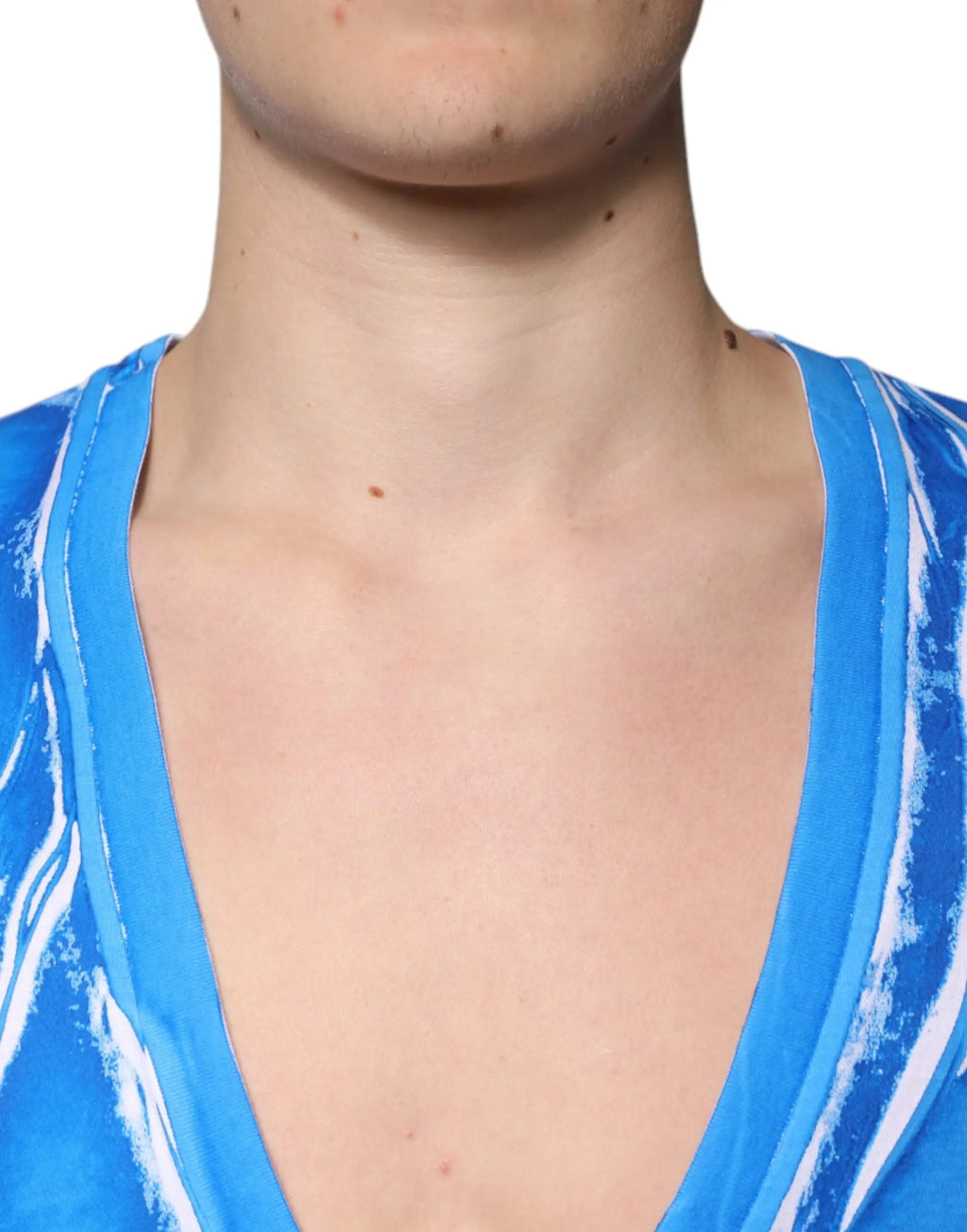 T-shirt dolce gabbana bleu en coton avec col en v profond et motifs blancs abstraits brushstroke