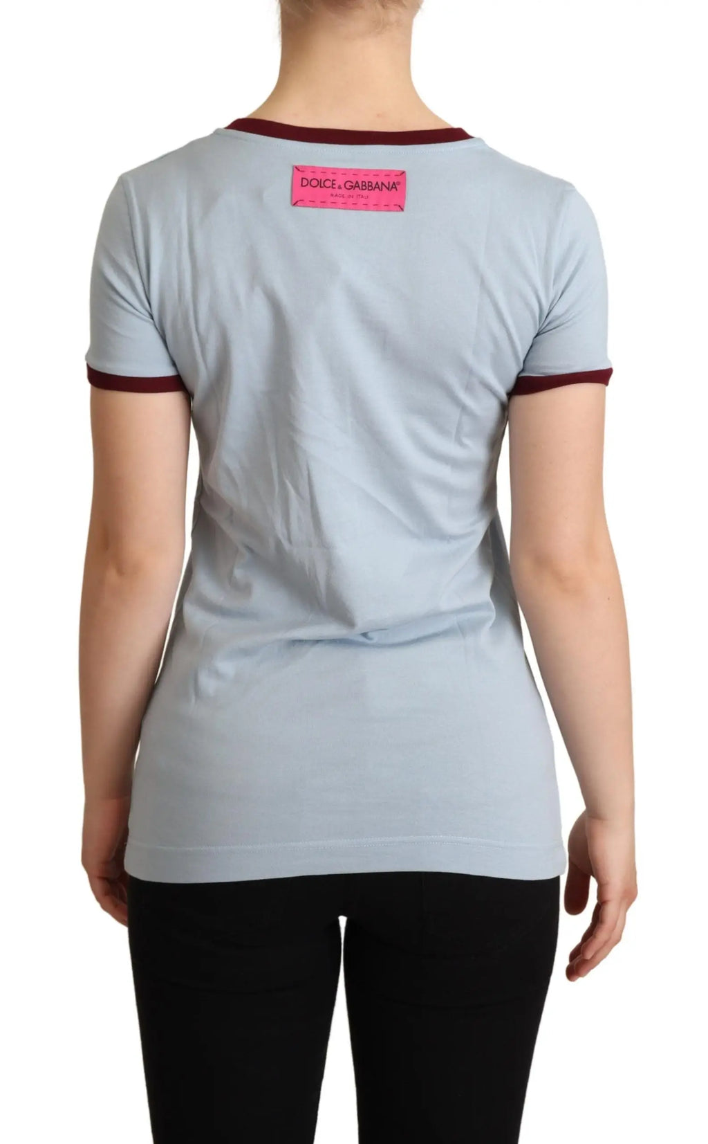 Tee dolce & gabbana bleu clair avec col maroon et étiquette rose au col, top à col rond d&g