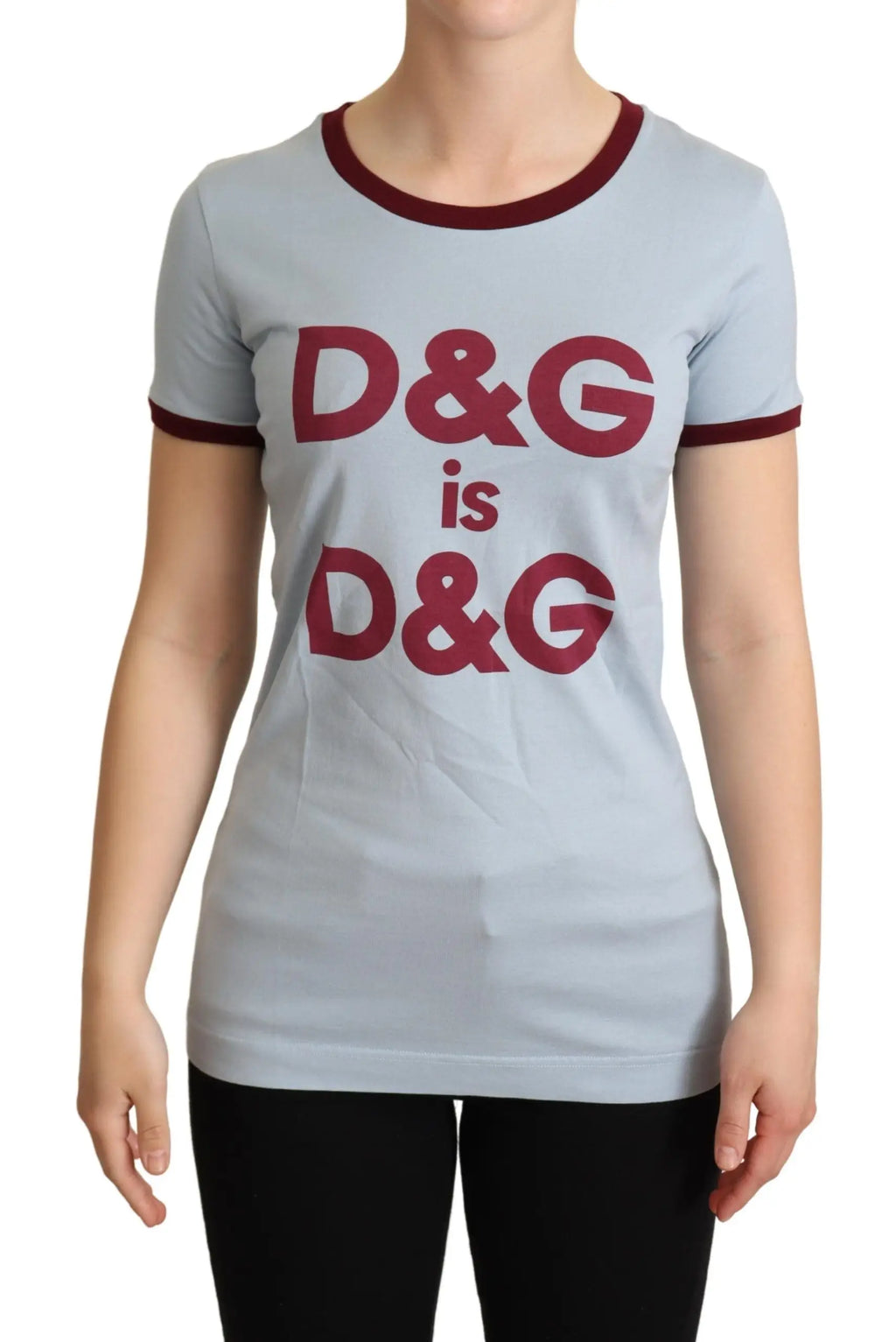 Tee-shirt d&g dolce gabbana gris clair avec bordure bordeaux et lettrage rouge audacieux d&g is d&g