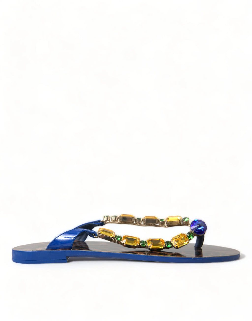 Sandales plates dolce & gabbana bleues en cuir verni avec rangée de pierres jaunes vertes et violettes pour la plage