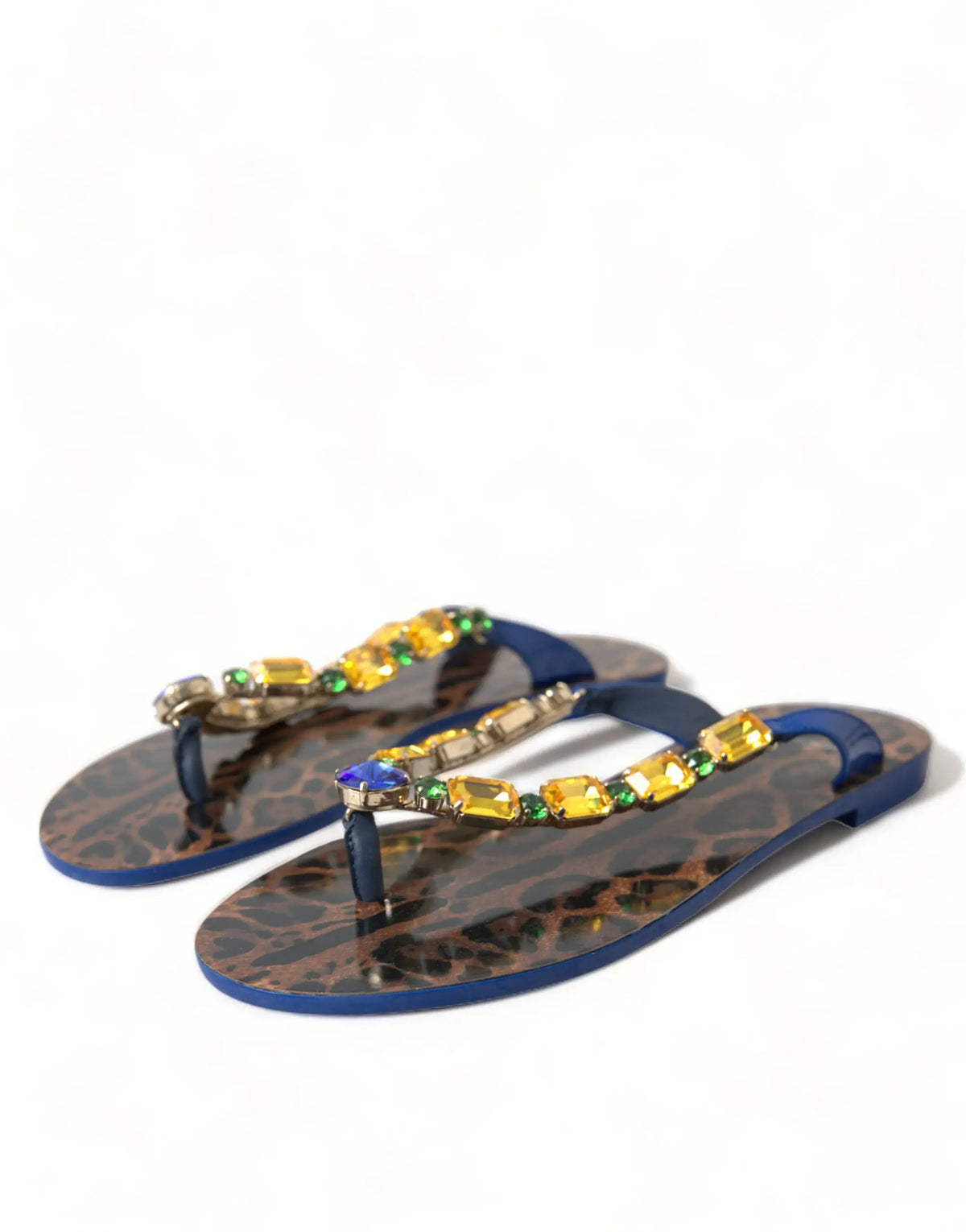 Dolce gabbana sandales plates bleues à imprimé léopard avec pierres rectangulaires jaunes vertes et bleues sur la bride
