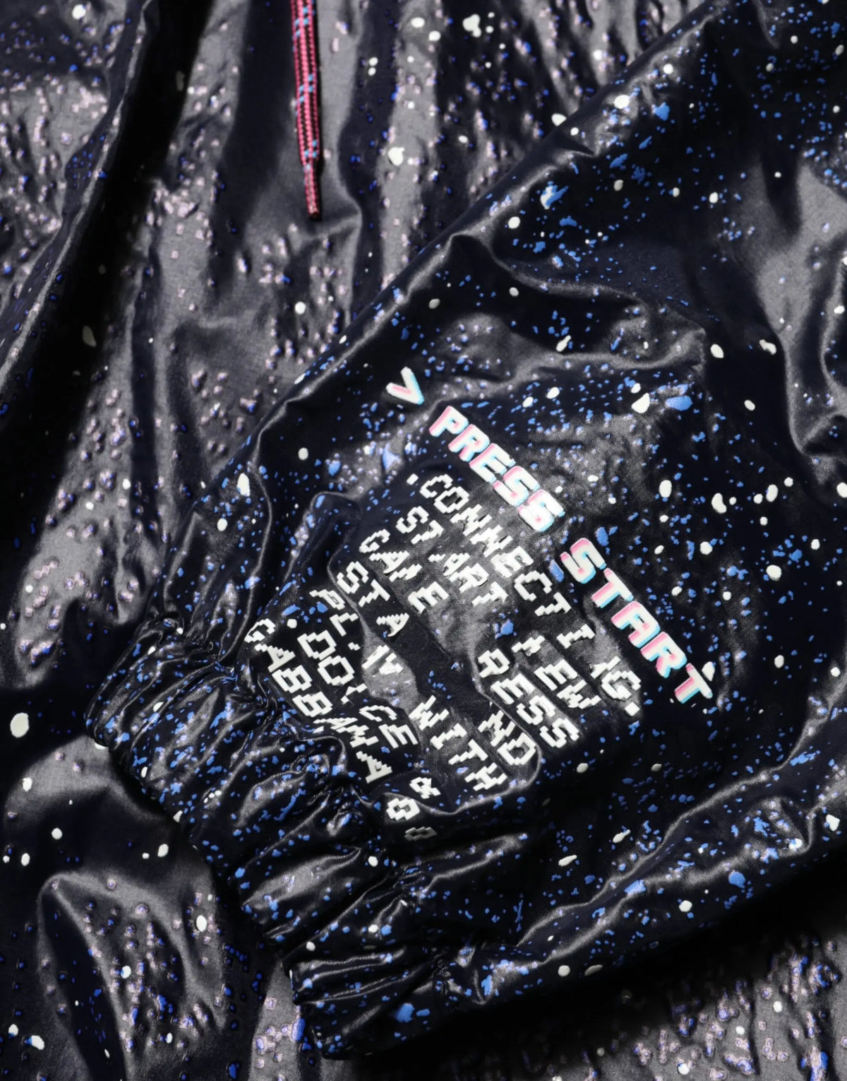 Veste en nylon noire brillante avec fines taches bleues et texte blanc press start par dolce & gabbana