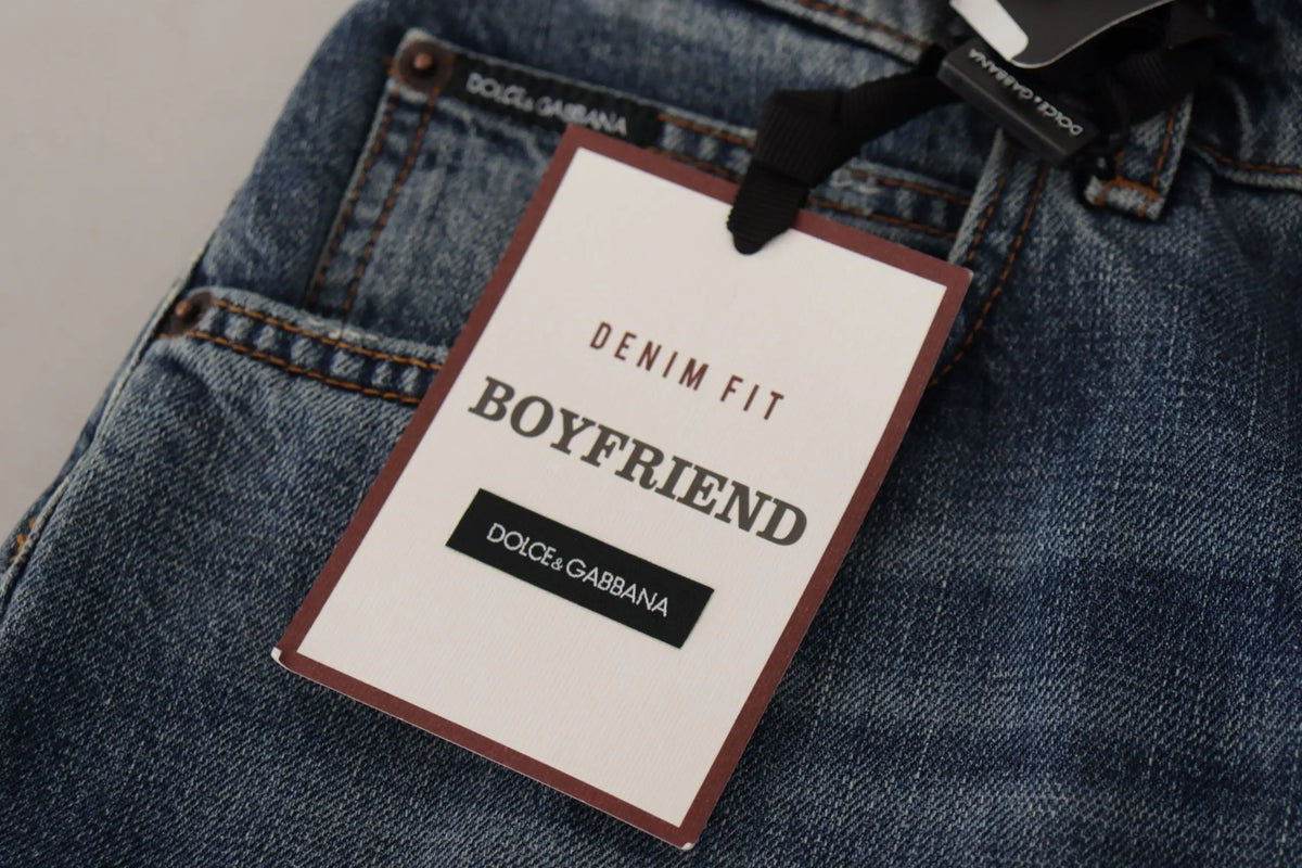 Étiquette blanche et bordeaux denim fit boyfriend de dolce gabbana attachée à un jean en denim bleu baroque