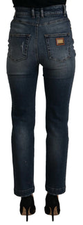 Jeans en denim bleu dolce & gabbana avec poches arrière usées et patch en cuir marron visible au dos