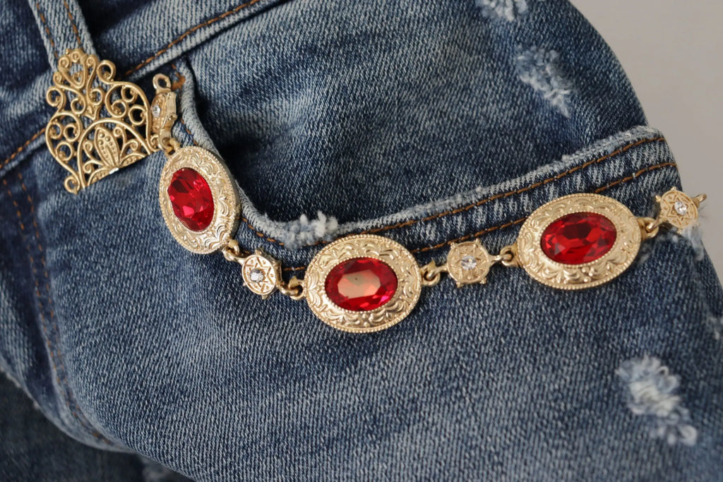 Boucle de ceinture ton or avec design filigrané orné de trois pierres rouges ovales et accents de diamants pour jeans denim bleu dolce & gabbana