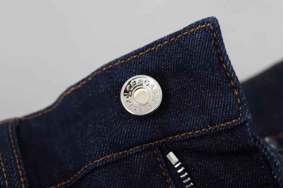 Bouton métal argenté avec gravure levi’s sur tissu denim bleu foncé de short hot pants en jean stretch dolce & gabbana