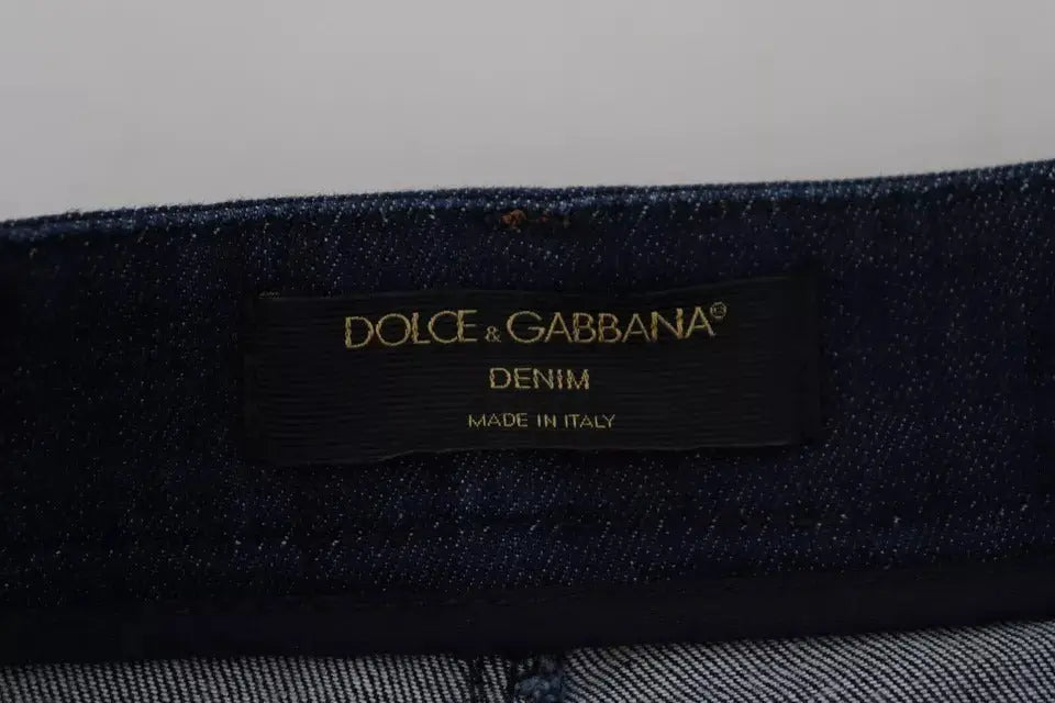 Ceinture en denim bleu foncé avec étiquette noire et lettres dorées dolce gabbana denim made in italy sur short hot pants stretch
