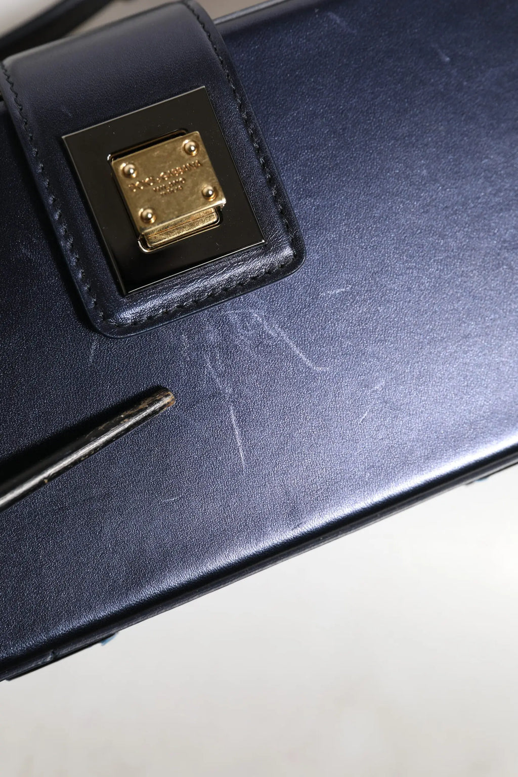 Sac bandoulière dolce gabbana bleu en cuir agneau dg box avec plaque métal doré logo