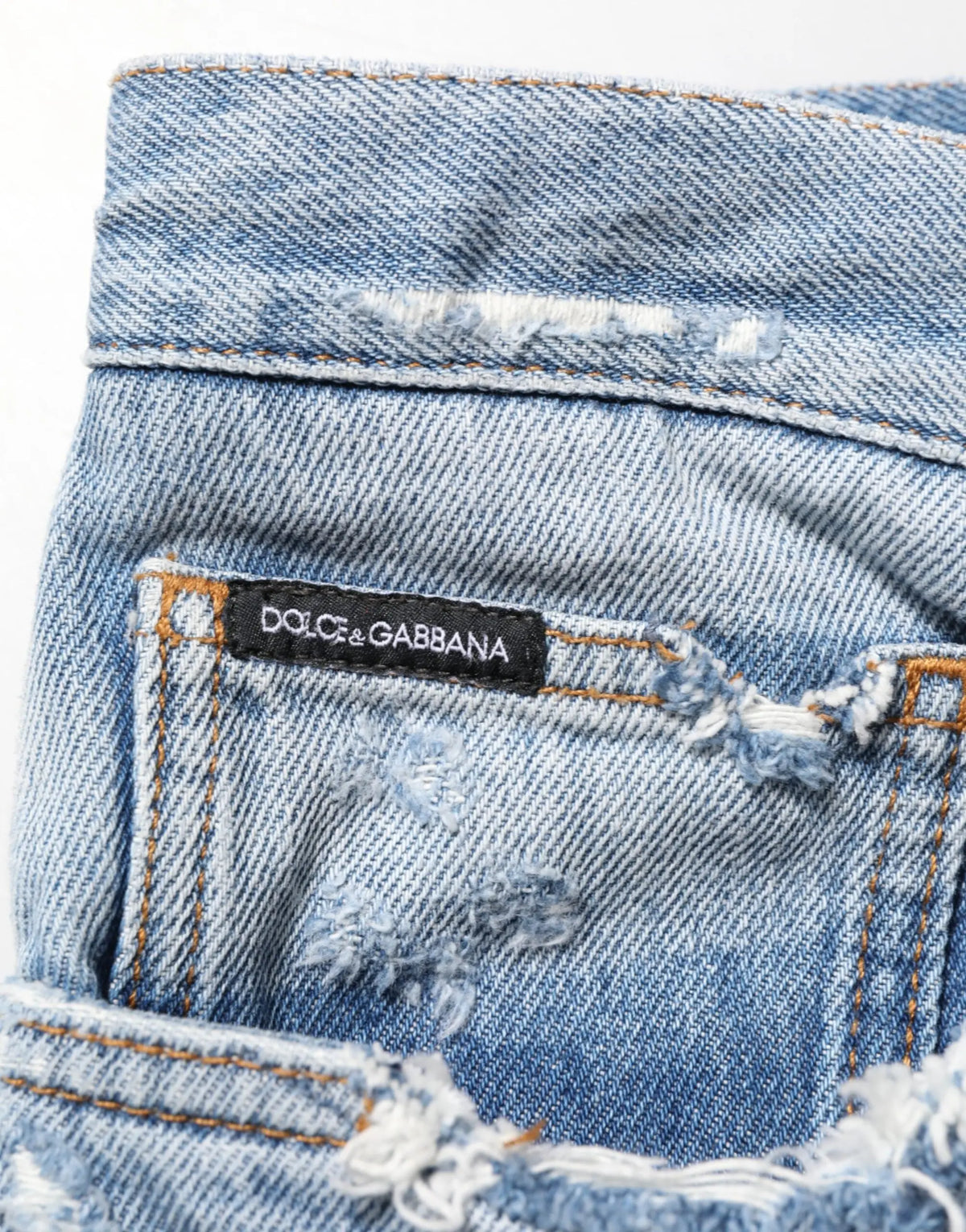 Short en jean bleu clair dolce & gabbana avec déchirures, ourlet effiloché et coutures orange visibles