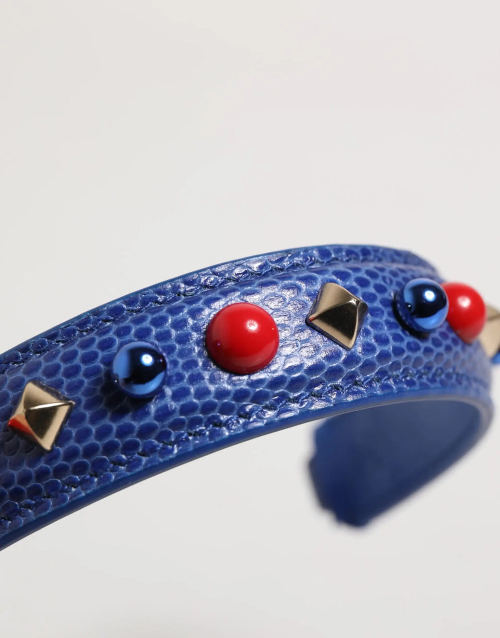 Poignée de sac bandoulière pour femme dolce & gabbana en cuir bleu texturé ornée de perles rouges et bleues et clous dorés