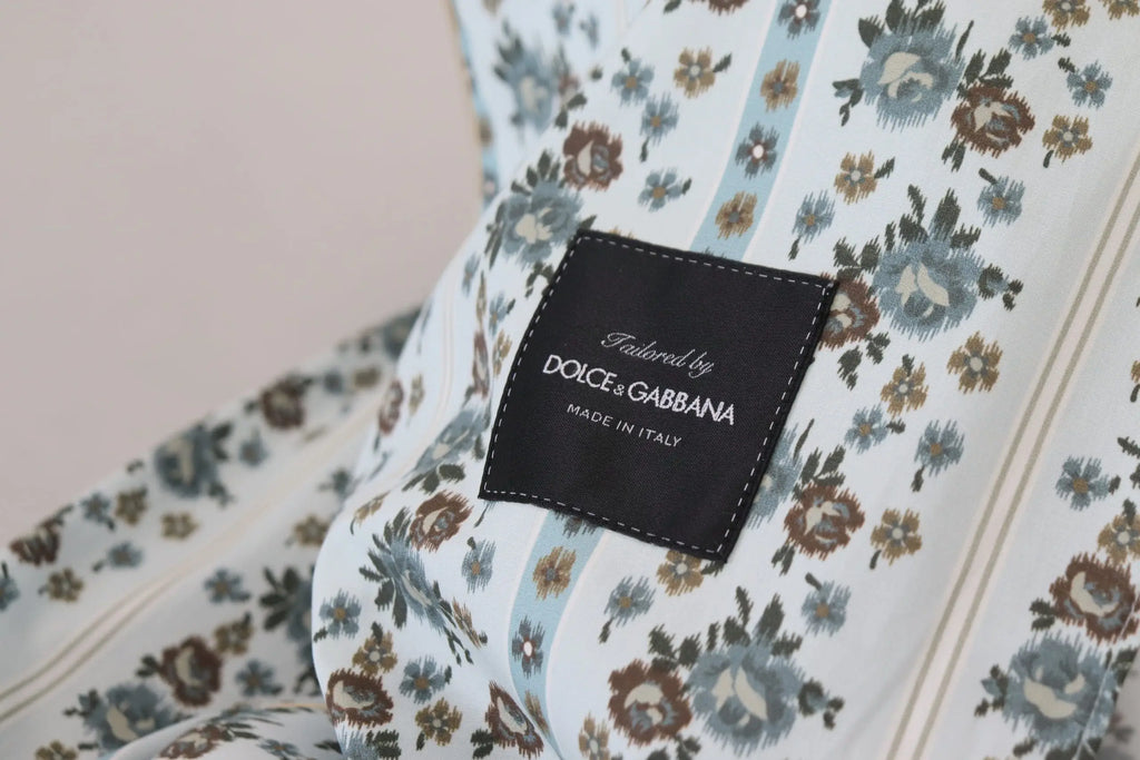 Étiquette noire brodée tailored by dolce & gabbana made in italy sur robe veste bleue en coton à motif floral