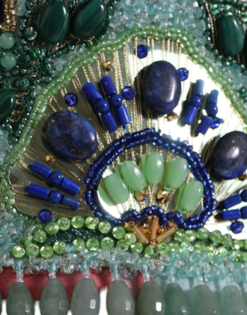 Broche oeil de paon vivante avec lapis lazuli bleu profond et perles vert émeraude ornementées de doré pour robe longue à volants dolce & gabbana