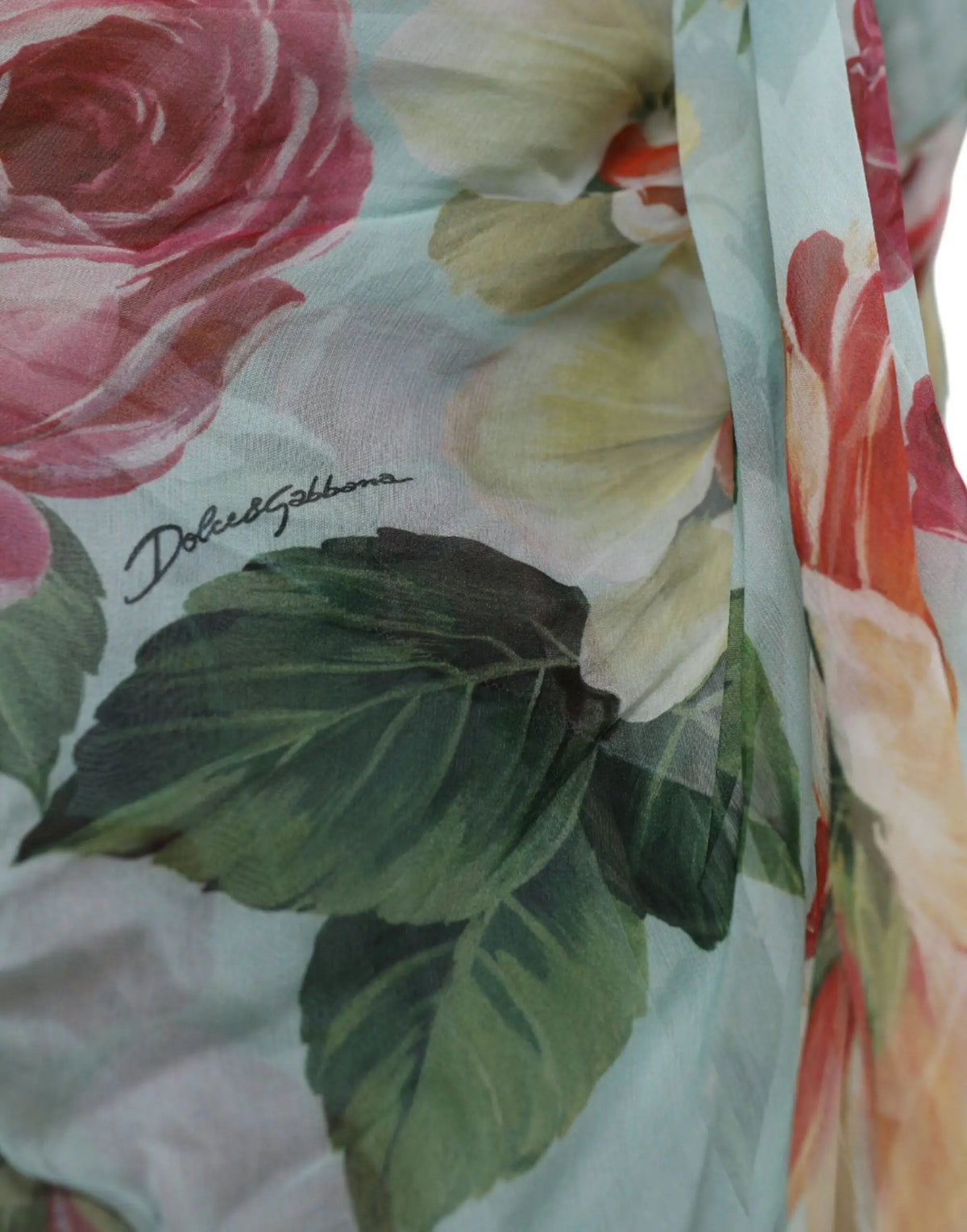Foulard en soie bleu clair délicat avec imprimé floral rose dolce & gabbana assorti à robe longue maxi tiered