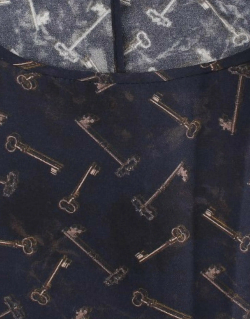 Tissu bleu foncé en soie avec imprimé répétitif de clés dorées vintage sur blouse dolce & gabbana