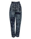 Pantalon taille haute dolce gabbana en denim bleu avec motifs baroques gris illustrant figures couronnées et chaînes