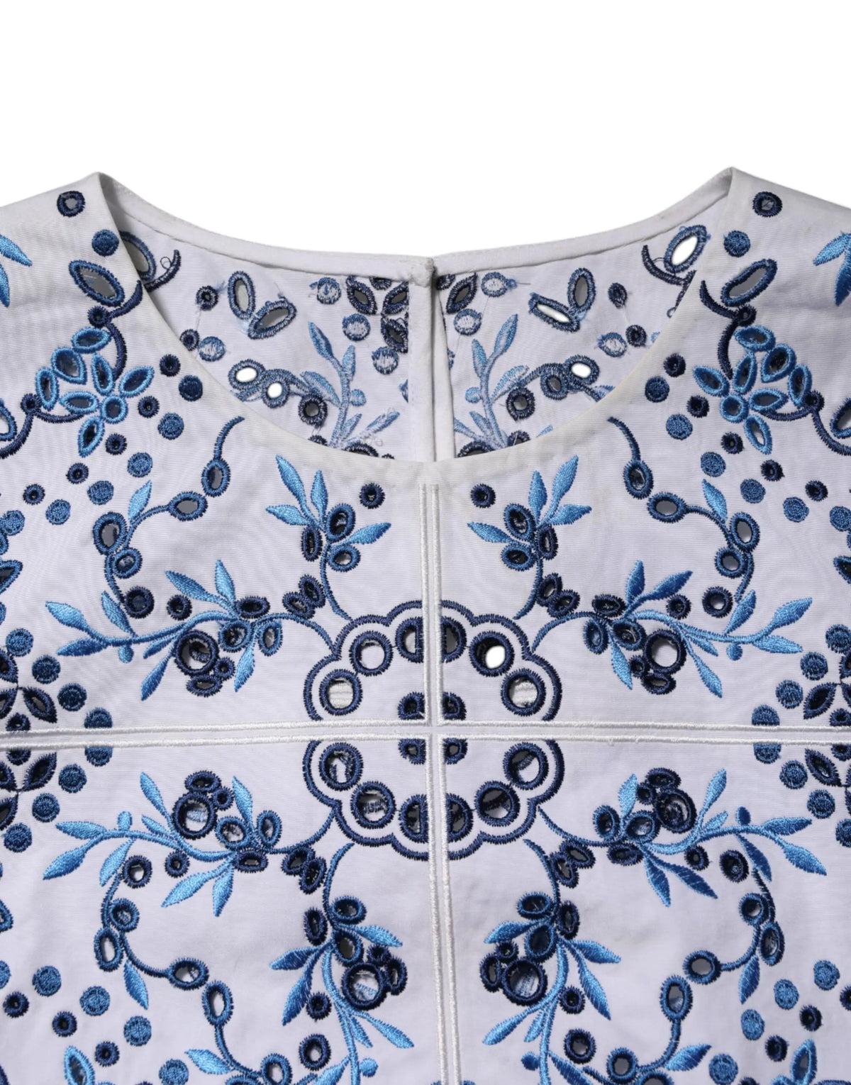 Blouse Dolce & Gabbana blanche avec broderie florale bleue et noire et embellissements miroir en dentelle bleu eyelet