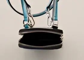 Pochette à fermeture éclair noire avec garniture en métal argenté pour sac cross body dolce & gabbana en cuir bleu