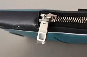 Portefeuille noir en cuir avec fermetures éclair argentées et design minimaliste dolce & gabbana blue leather cross body neck strap card slot phone pocket