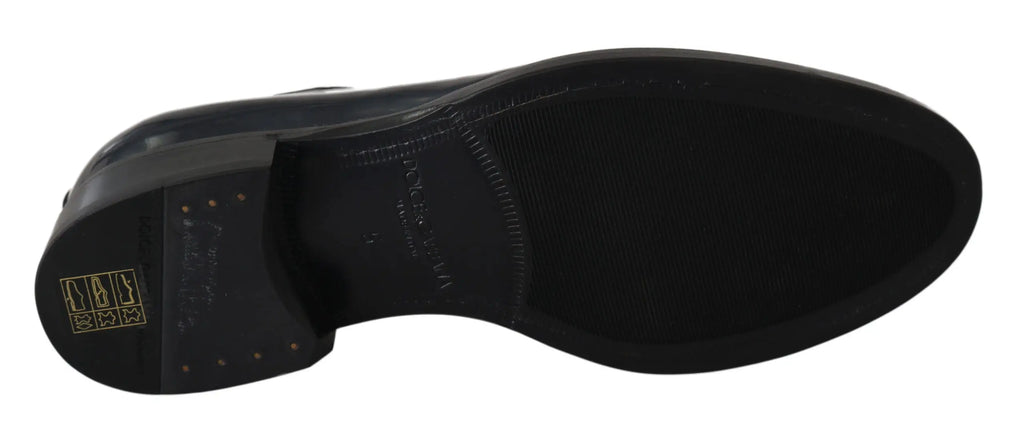 Vue de dessous de chaussures derby formelles en cuir bleu dolce & gabbana avec semelle en caoutchouc texturée noire