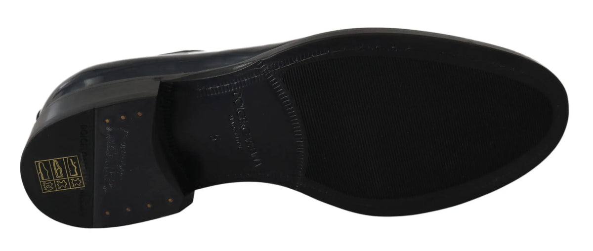 Vue de dessous de chaussures derby formelles en cuir bleu dolce & gabbana avec semelle en caoutchouc texturée noire