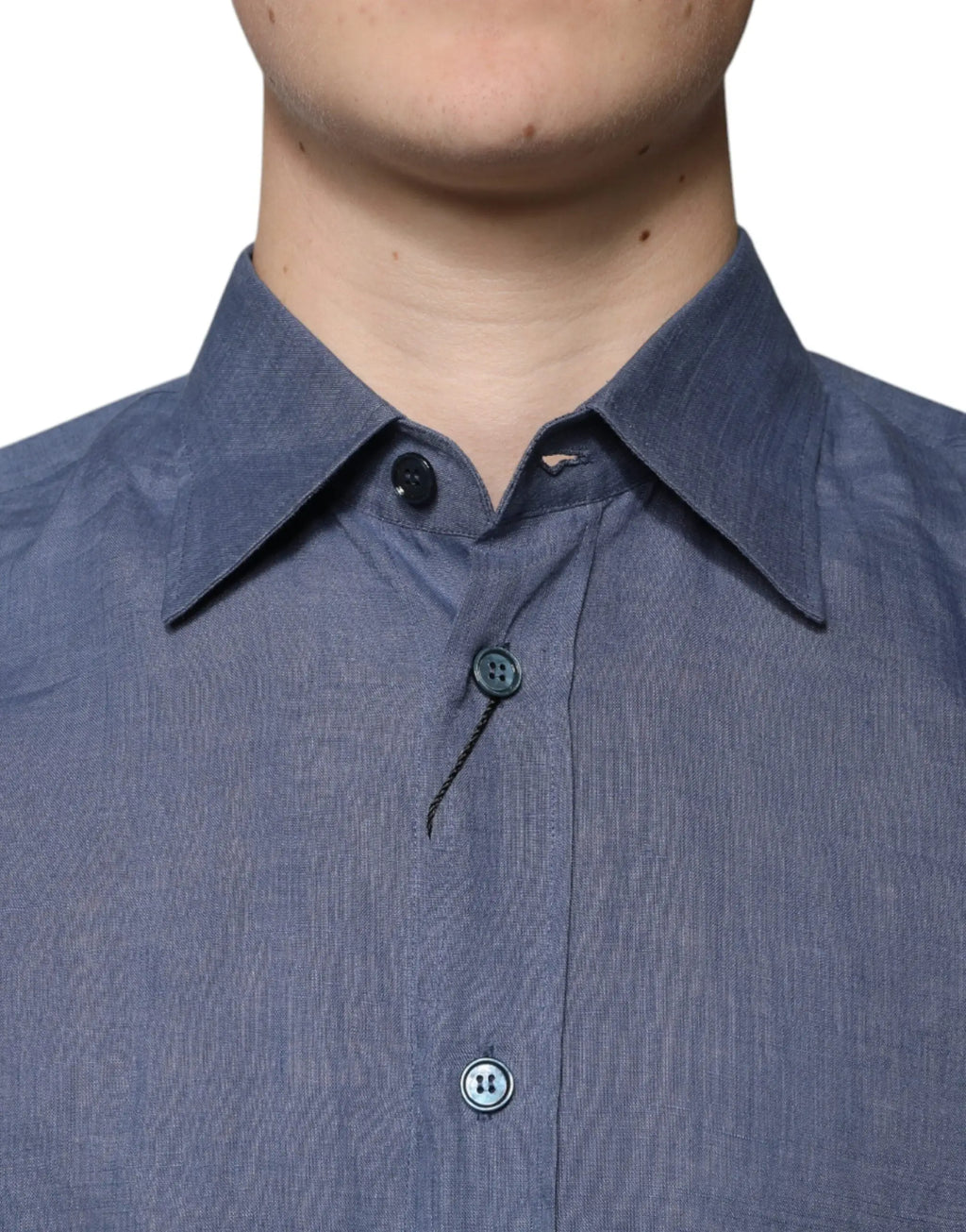 Chemise bleue douce et texturée en coton dolce gabbana avec boutons clairs et foncés manches longues