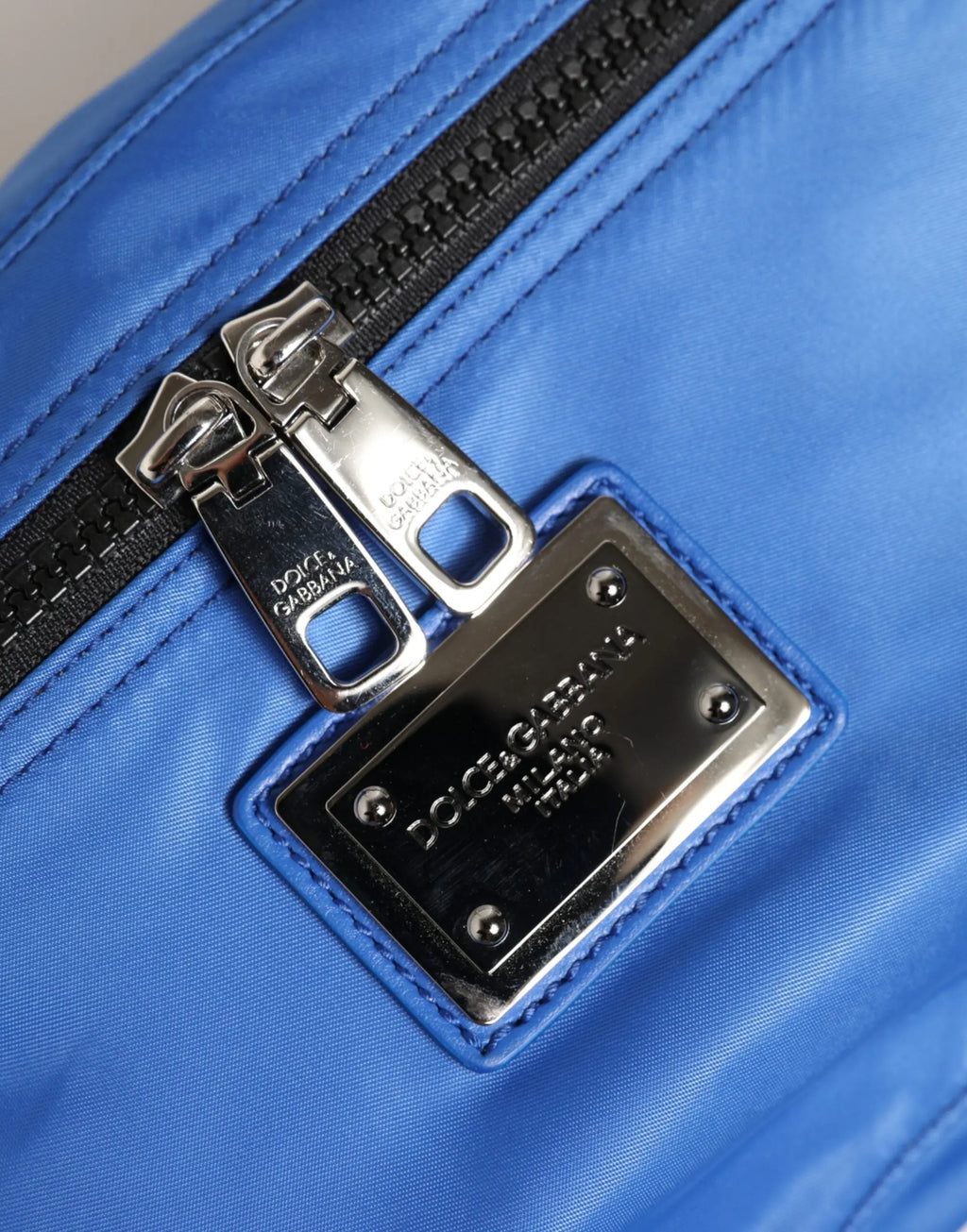Sac banane en nylon bleu dolce & gabbana avec plaques logo rectangulaires et fermetures éclair métal argenté
