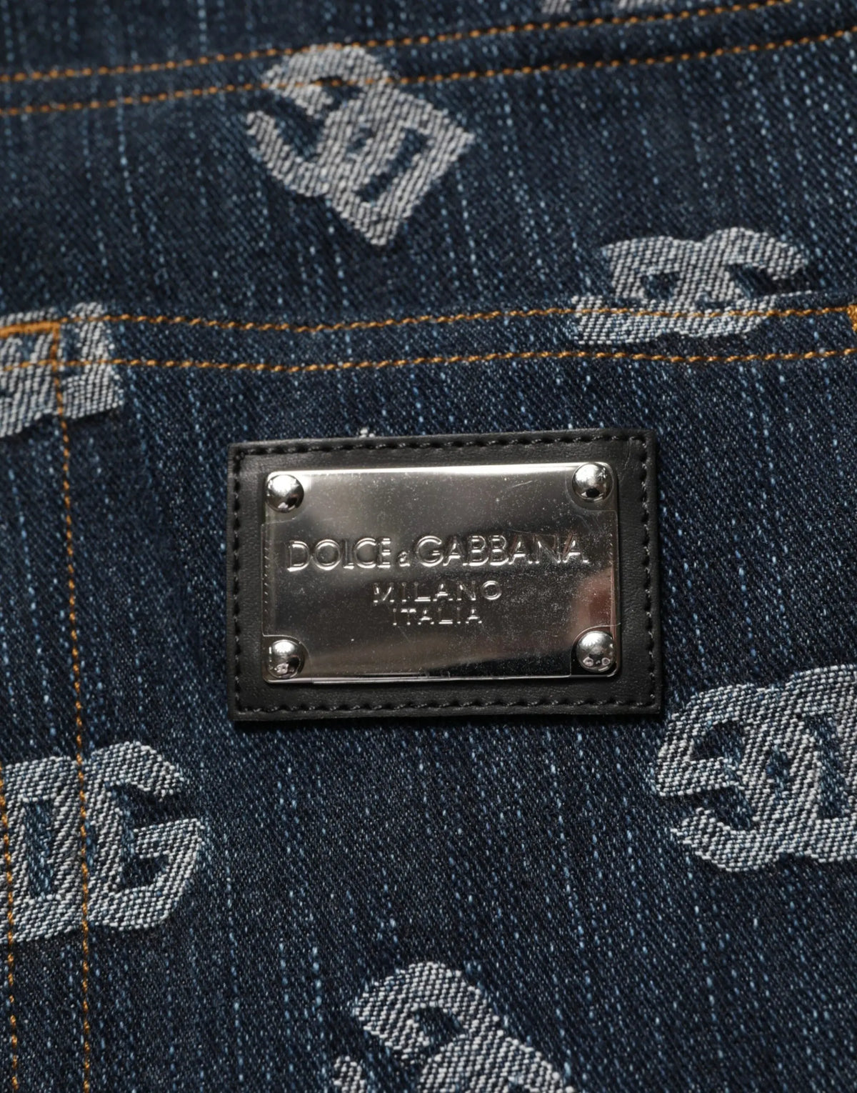 Jean droit pour homme dolce & gabbana en denim bleu avec logo dg gris clair et plaque métallique en cuir noir