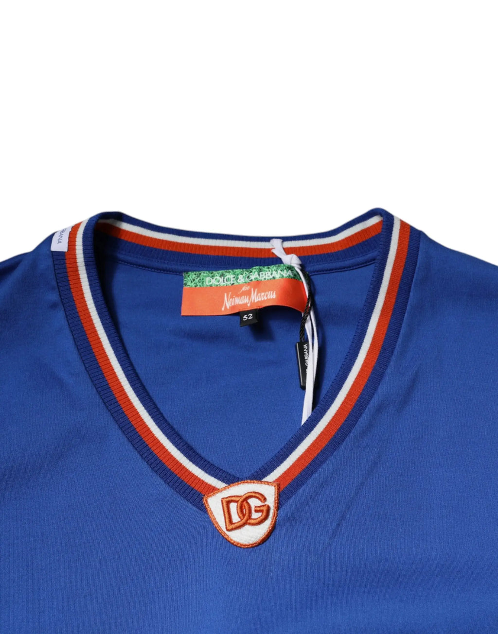 Dolce & gabbana t-shirt bleu royal col v avec col côtelé rayé rouge blanc et patch logo dg en forme de bouclier